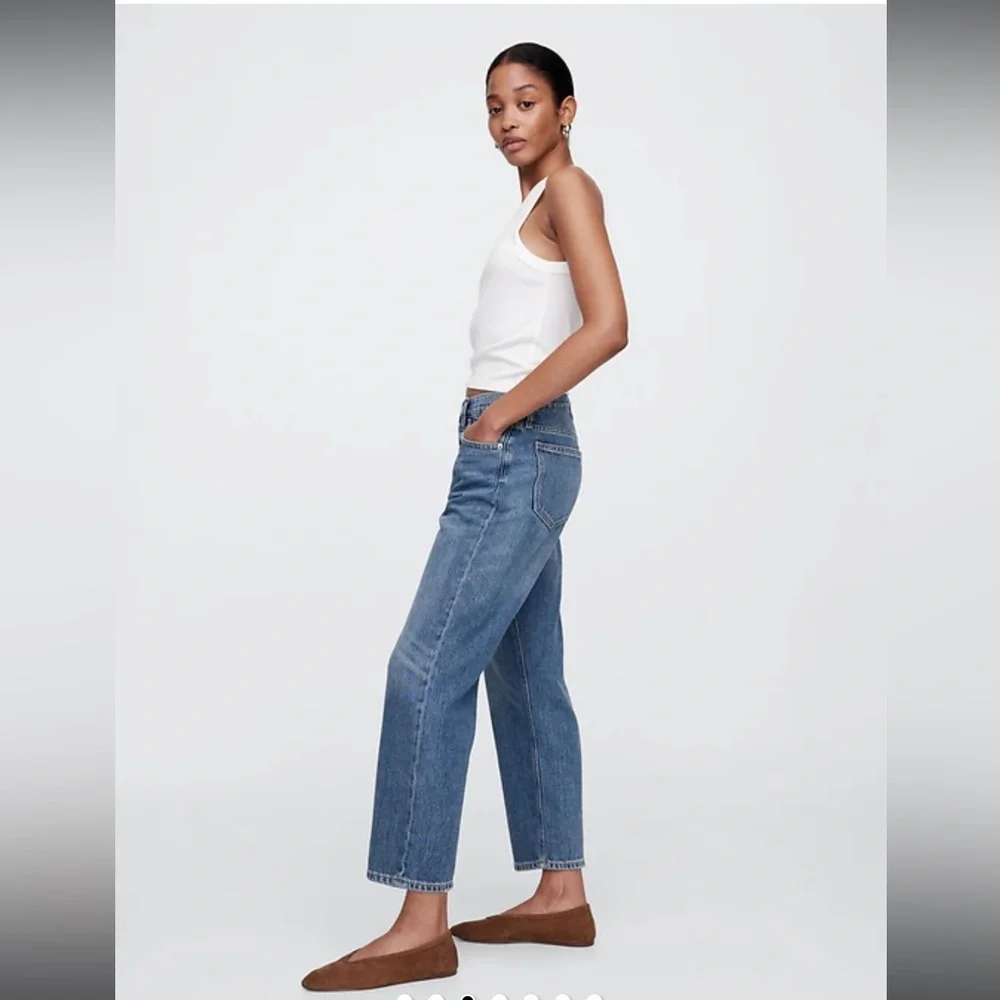 Gap NWT Mid Rise Soft Relaxed Straight Crop Jeans Size 29 Long in Medium Wash - Picture 3 of 13